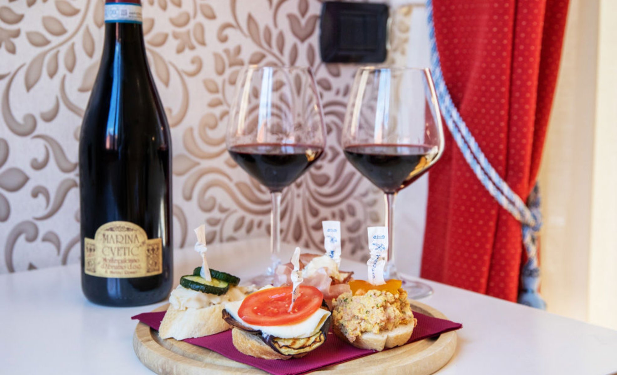 Vino rosso e cicchetti veneziani